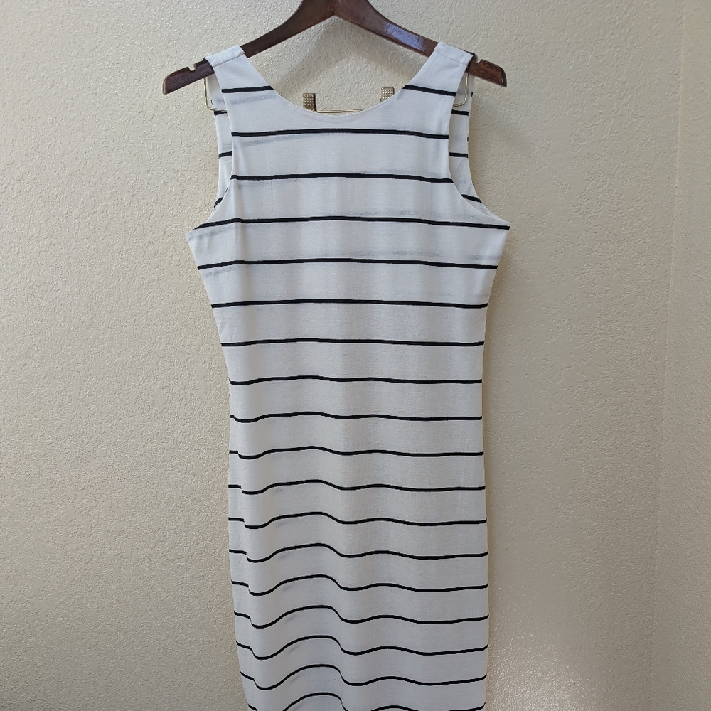 NWT Full Length Black + White Striped Sleeveless Summer Maxi Dress. Size M